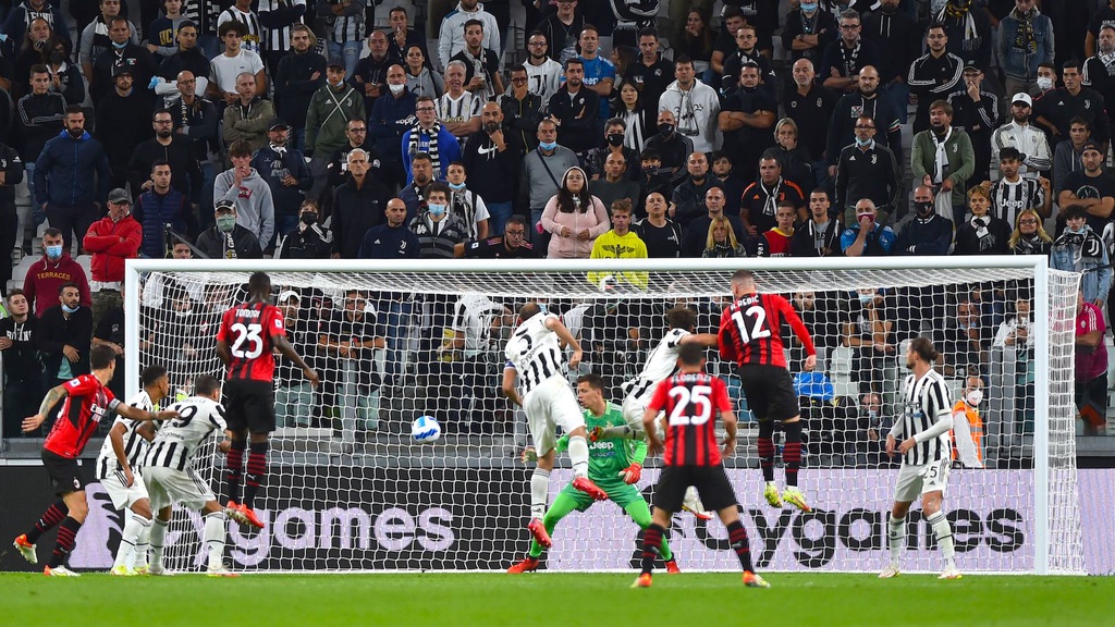Chia điểm với AC Milan, Juventus dẫn đầu nhóm cầm đèn đỏ Serie A