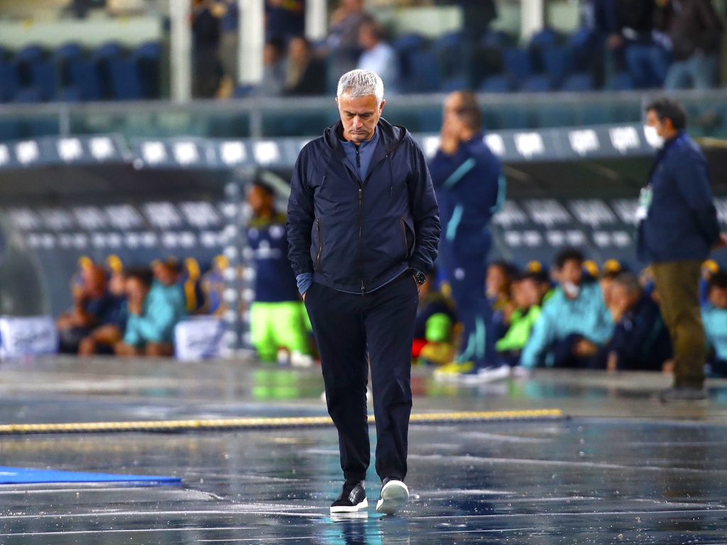 Mourinho kết thúc “tuần trăng mật” trên sân của Verona