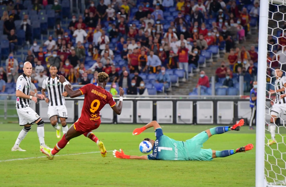 Cú đánh gót dị của Tammy Abraham giúp Roma áp sát ngôi đầu bảng Serie A