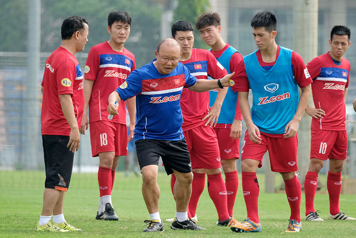Các thành viên đội tuyển Việt Nam cùng ban huấn luyện đang gấp rút tập luyện