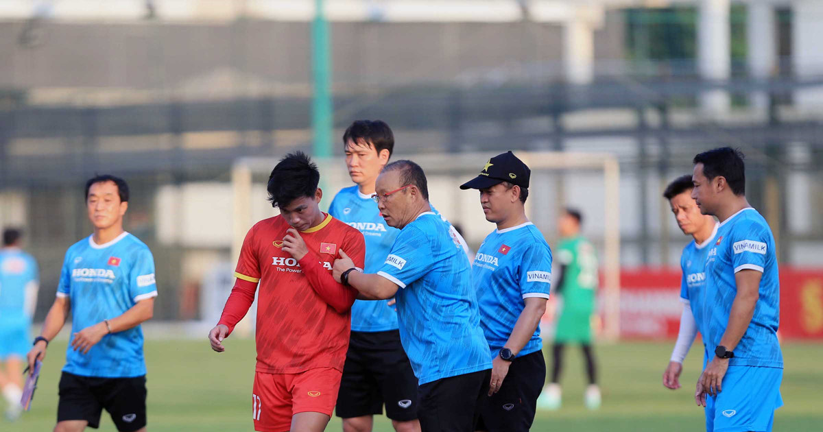 HLV Park Hang Seo vừa bổ sung thêm 2 hậu vệ cho tuyển Việt Nam