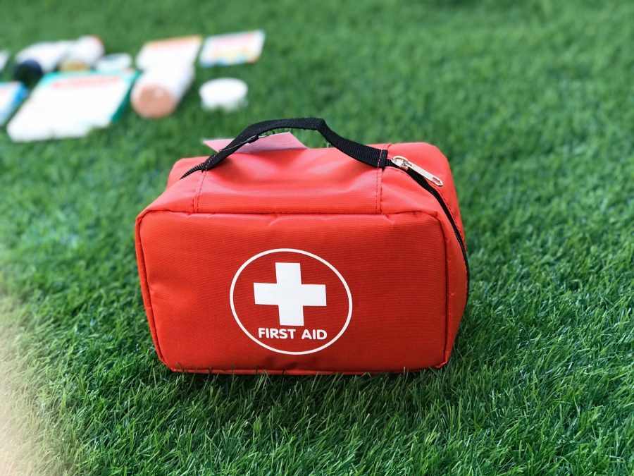 Túi y tế cá nhân là vật dụng vô cùng cần có mỗi khi chơi bóng