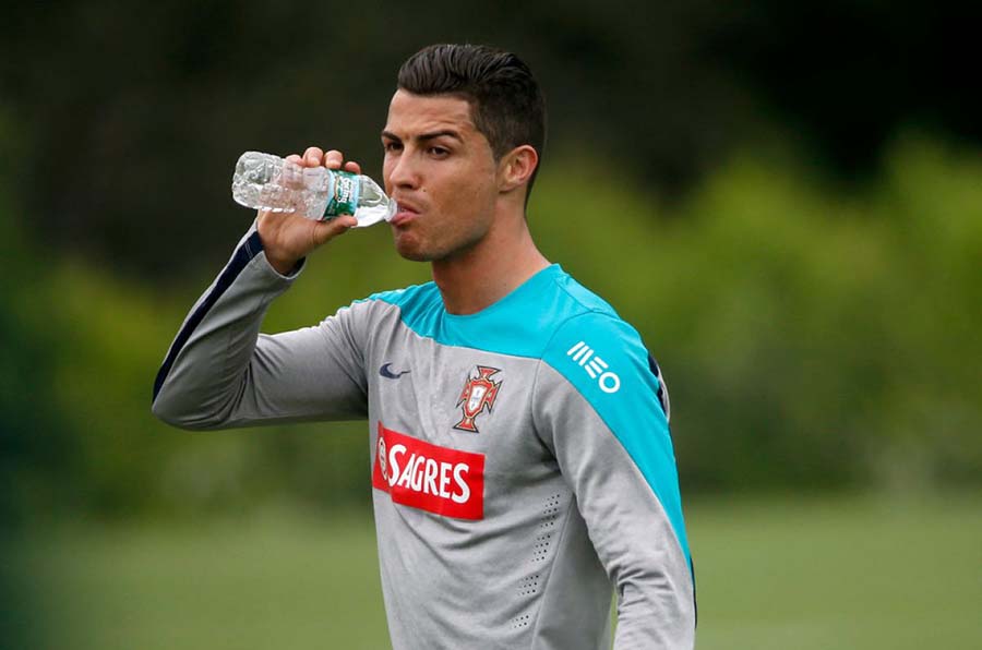 Các cầu thủ nên uống nước lọc là tốt nhất trước khi đá bóng
