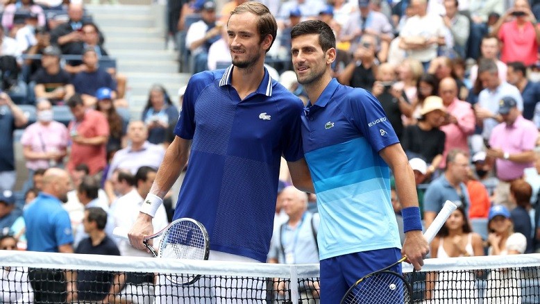 Danii Medvedev và Novak Djokovic trong trận chung kết US Open 2021