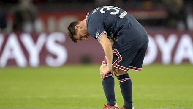 Messi gặp chấn thương trong trận đấu với Lyon