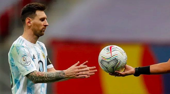 Messi bị chê "ăn hôi" Copa America, không vĩ đại bằng Maradona và Ronaldo