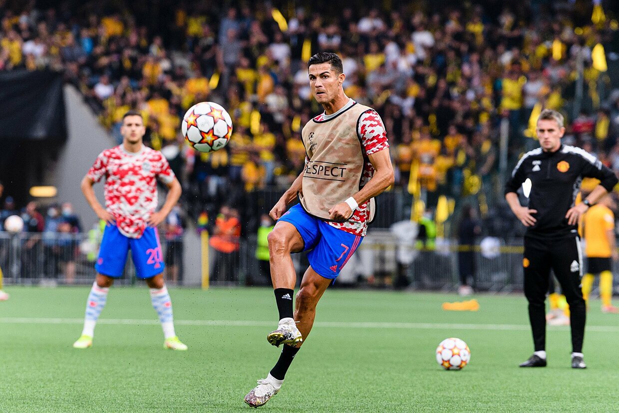 Ronaldo trong lúc khởi động trước trận với Young Boys tại Champion League